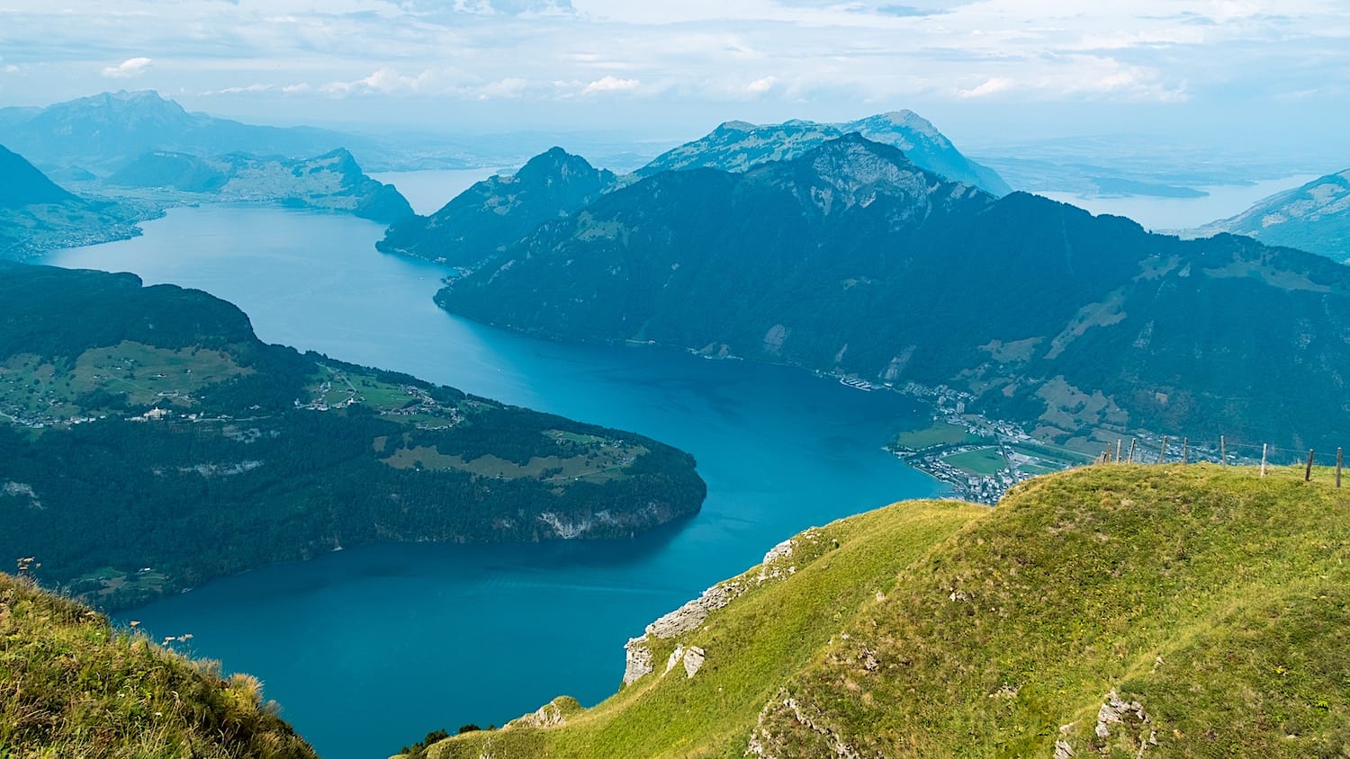 A wider view over the blue lake Lucerne and the mountains that shape it.