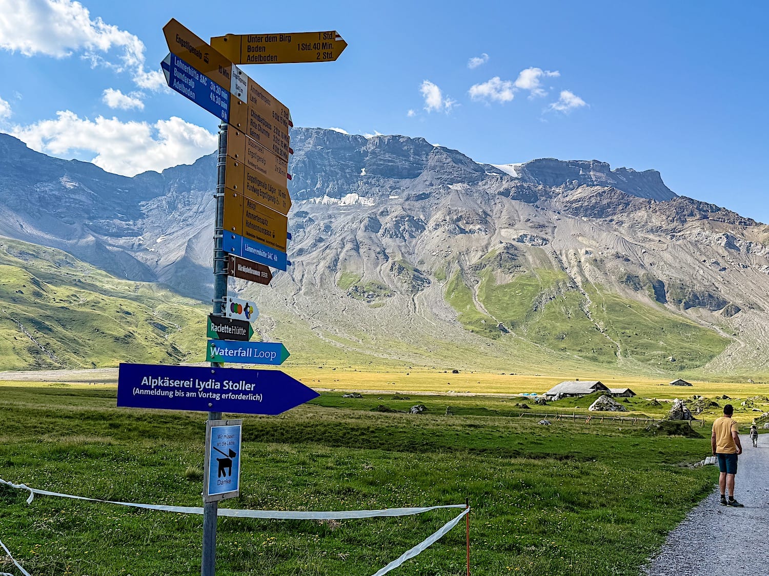 Trail signpost pointing to the Waterfall Loop, with directions to Unter dem Birg and Adelboden