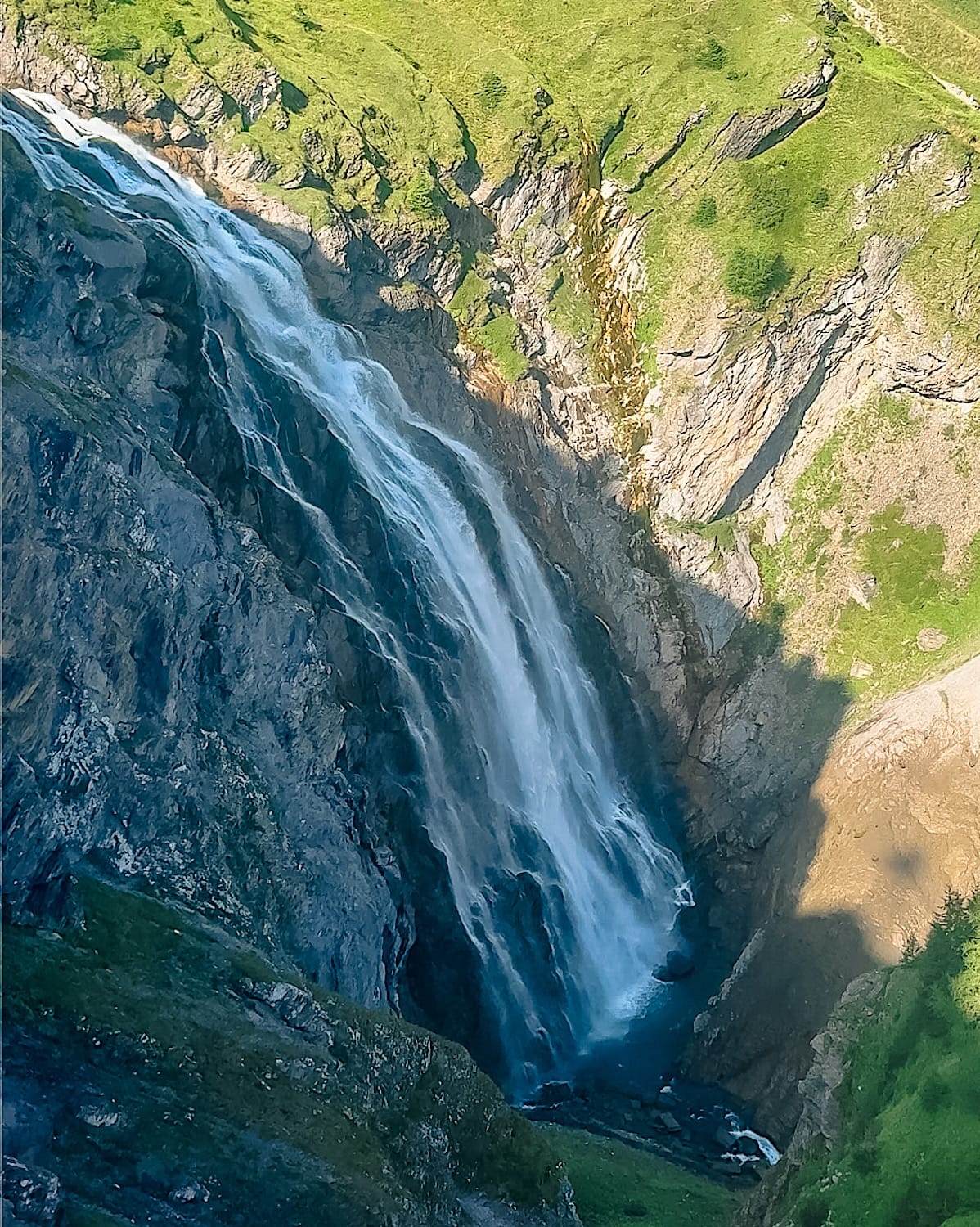 View straight down the Engstligenfälle waterfall from the gondola