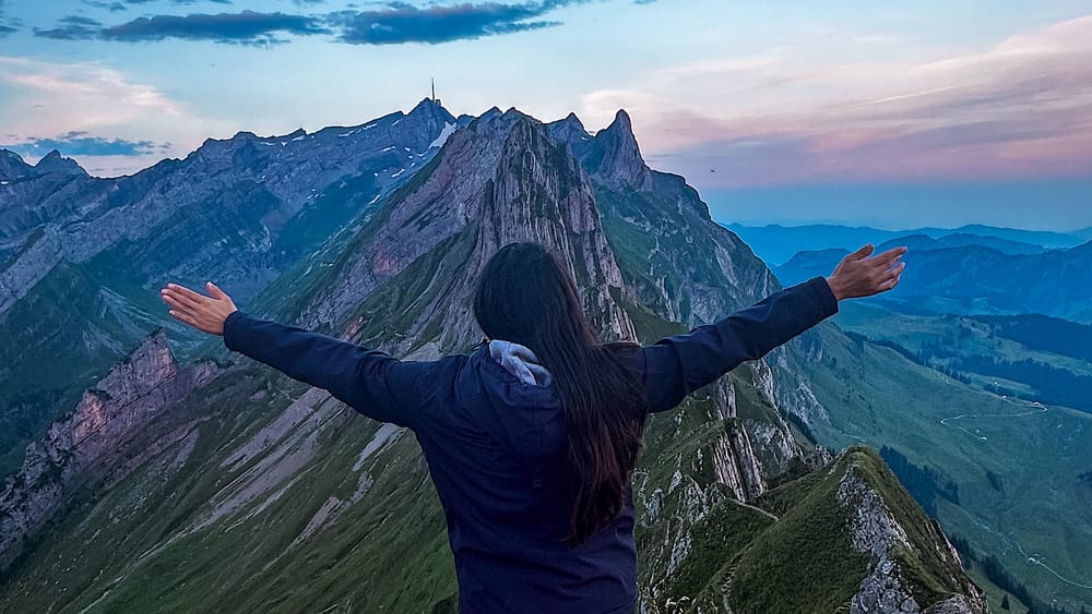 8 Best Day Hikes in Switzerland in 2025